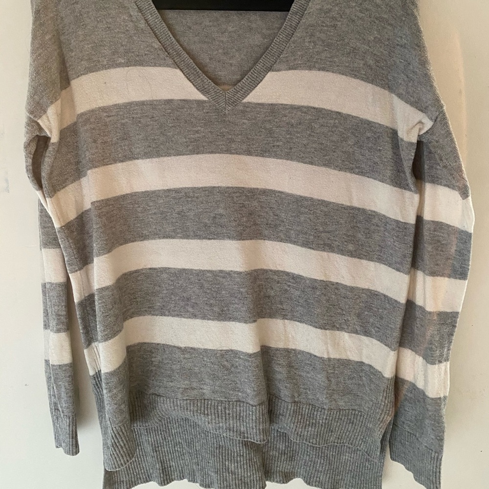 GAP grey and white vneck sweater